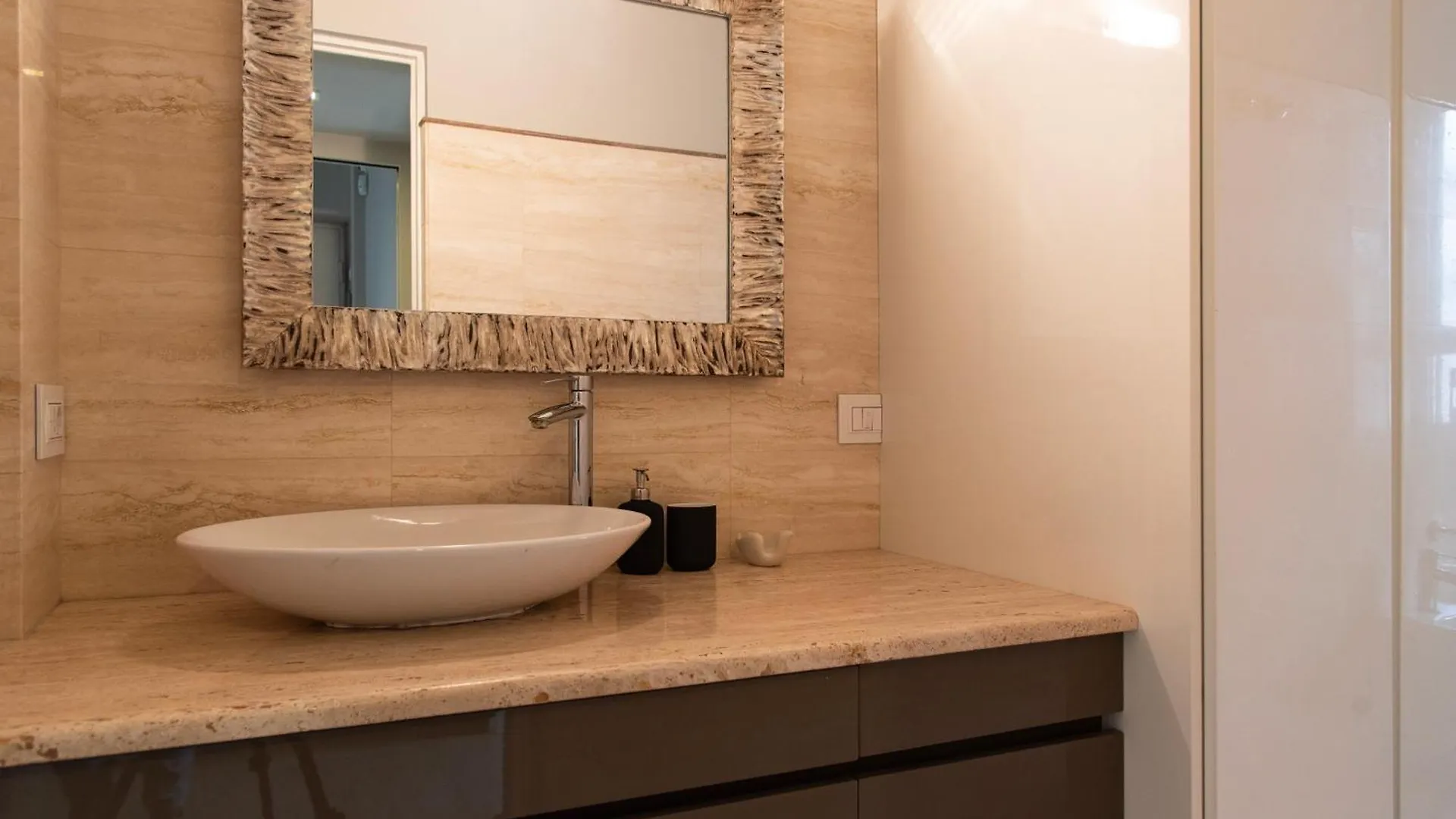 Youhosty - Chinatown Bright And Luxury Apartment Milaan